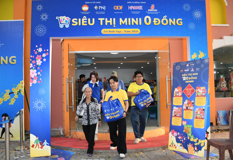 Siêu thị Mini 0 đồng là hoạt động trọng điểm của TP. Hồ Chí Minh trong việc chăm lo cho người dân mỗi khi Tết đến xuân về. Ảnh: Minh Khuê