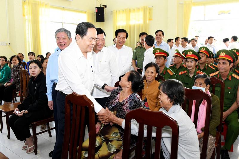 Chủ tịch Quốc hội Trần Thanh Mẫn thăm hỏi người dân xã Ba Sao, Đồng Tháp. Ảnh: Lâm Hiển