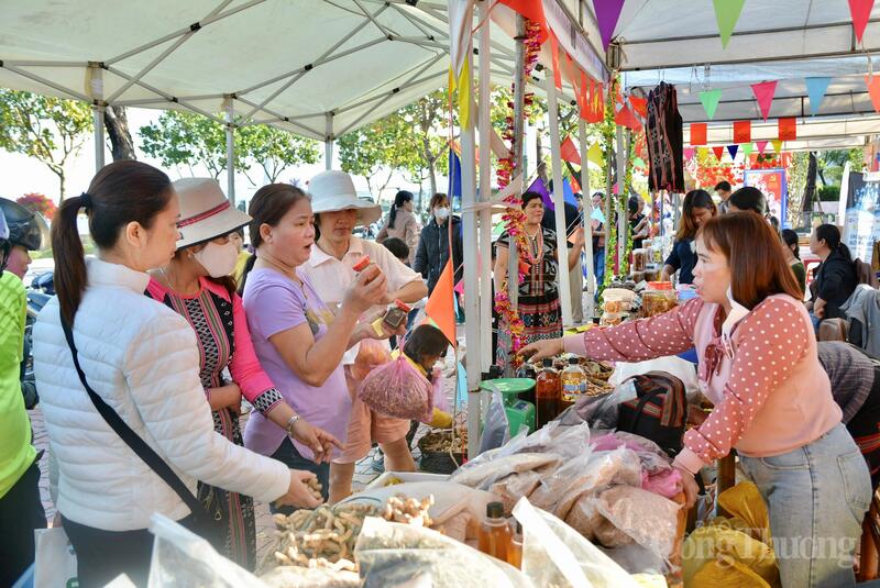 Nổi bật trong Lễ hội là không khí "Chợ quê trên phố" tái hiện phiên chợ Tết xưa, trưng bày, giới thiệu các sản phẩm OCOP, đặc sản vùng miền và Okivip Nổ Hũ, Bắn Cá, Thể Thao, Game Bài ngàOKVIP - HÔM NAY 1 TỶ, NGÀY MAI 1000 TỶt. Ảnh: Ngọc Thảo