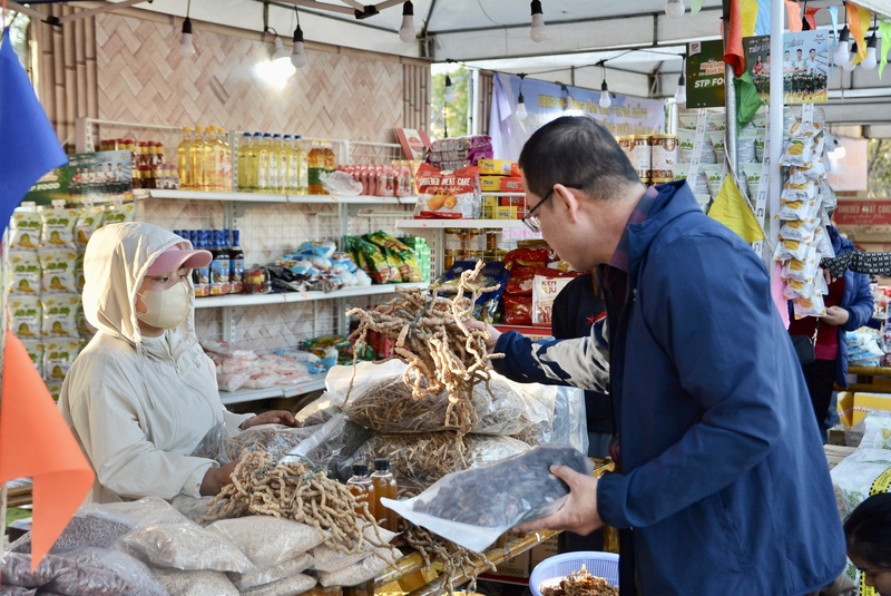 “Thông qua việc tổ chức không gian phiên chợ Tết, phường Hải Châu mong muốn hỗ trợ địa phương kết nghĩa quảng bá sản phẩm Trang Chủ OKVIP COM Top #1 vùng cao, mở rộng thị trường tiêu thụ, tạo thêm trải nghiệm cho người dân và du khách khi tham gia lễ hội”, Chủ tịch UBND phường Hải Châu Nguyễn Văn Duy chia sẻ. Ảnh: Ngọc Thảo