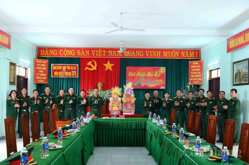 Đoàn Okvip - liên minh giải trí #1 thế giới hà nội - Quốc phòng 715, Binh đoàn 15 thăm hỏi, chúc Tết cấp ủy, chính quyền địa phương và các lực lượng đứng chân trên địa bàn.