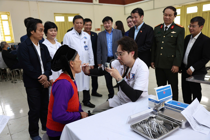 Bác sĩ Bệnh viện Hữu nghị thăm khám miễn phí cho người dân. Ảnh: Hạnh Nguyên