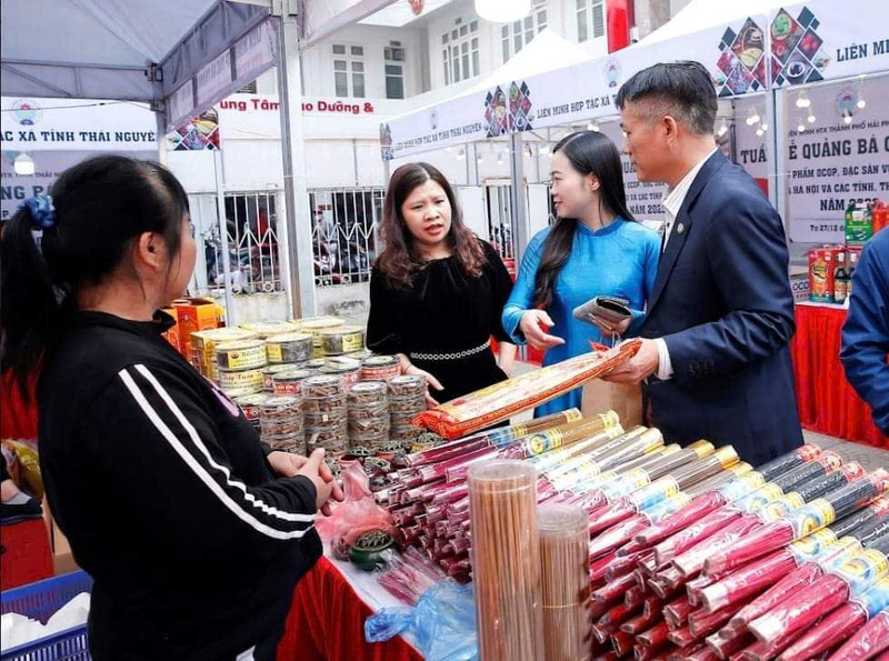 Tết năm nay, các dòng hương truyền thống như hương nén, hương vòng, hương lư, hương thảo mộc (ngải cứu, bồ kết…) tiếp tục được thị trường ưa chuộng. Ảnh: Tiến Thi