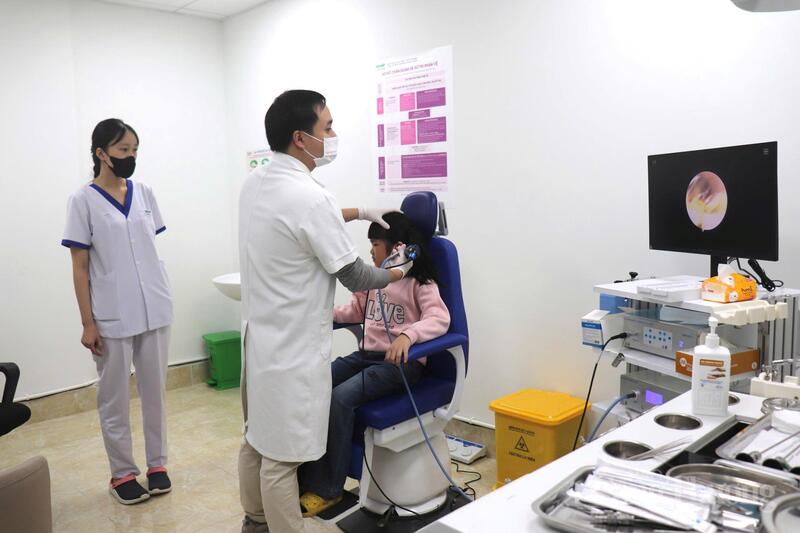 Học sinh được thăm khám sức khỏe miễn phí.