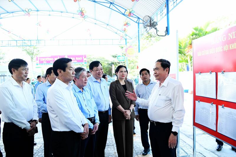 Chủ tịch Quốc hội - Chủ tịch Hội đồng Bầu cử quốc gia Trần Thanh Mẫn kiểm tra công tác bầu cử tại điểm bầu cử số 10, ấp 3, xã Ba Sao. Ảnh: Lâm Hiển