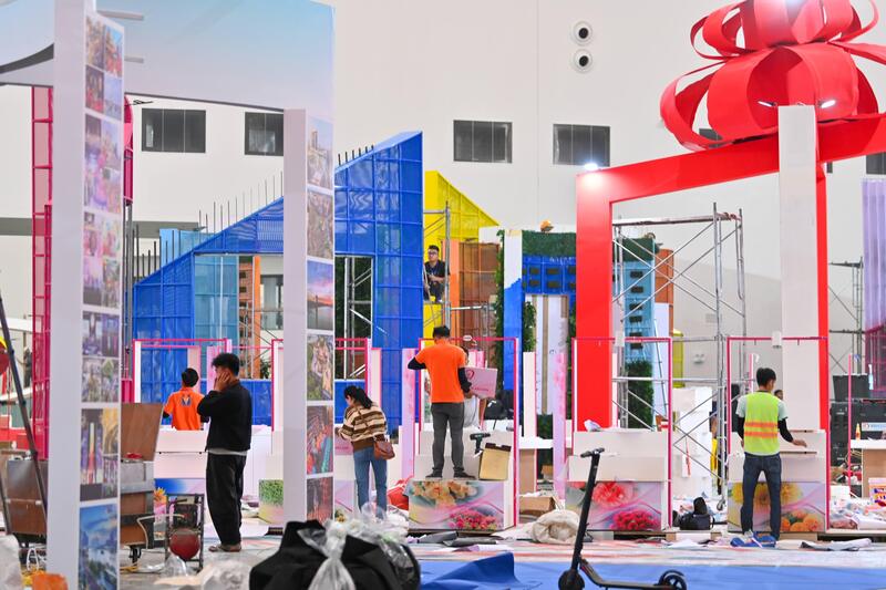 Không khí thi công tại khu vực tổ chức Hội chợ Mùa Xuân đang diễn ra khẩn trương. Ảnh: Nam Nguyễn