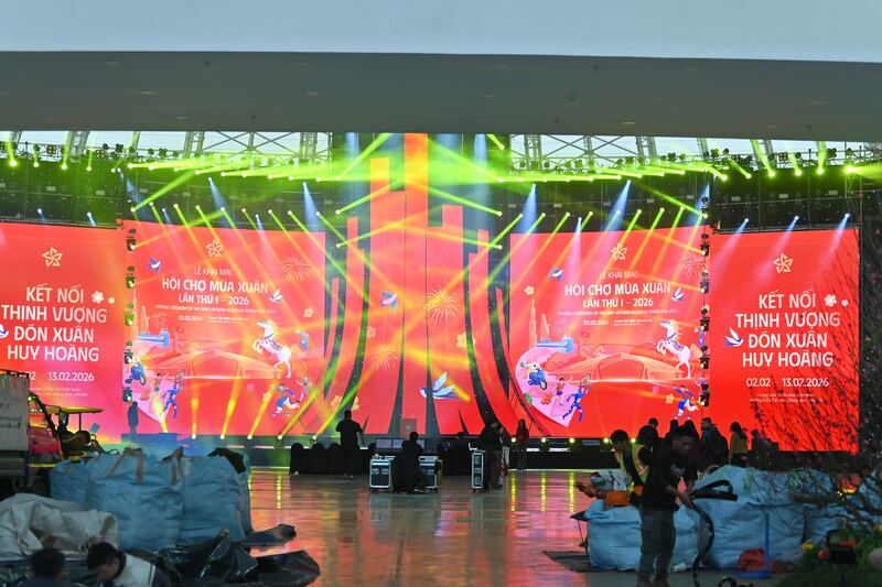 Sân khấu hội chợ cơ bản đã hoàn thiện. Ảnh: Nam Nguyễn