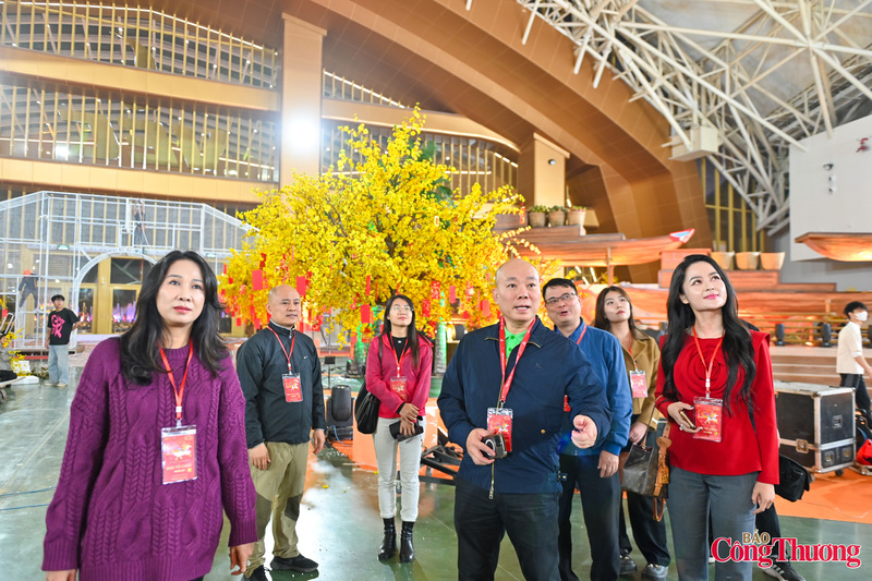 Theo đại diện Ban Tổ chức, Hội chợ Mùa Xuân 2026 không chỉ là hoạt động thương mại thường niên phục vụ nhu cầu mua sắm Tết của người dân mà còn là điểm nhấn kết nối cung cầu, quảng bá sản phẩm trong nước, đặc biệt là hàng Việt Nam chất lượng cao. Vì vậy, mọi khâu chuẩn bị đều được đặt yêu cầu cao về tiến độ, mỹ quan và an toàn Okvip - liên minh giải trí #1 thế giới hà nội.