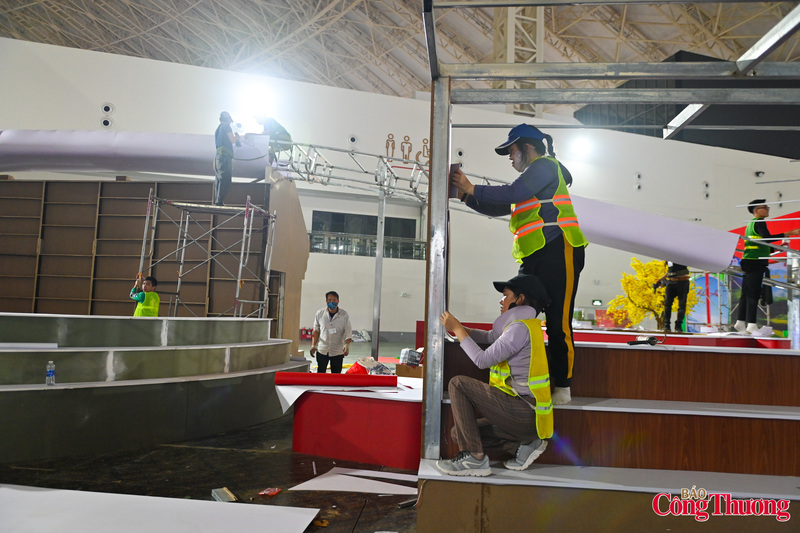 Hình ảnh những người thợ cần mẫn giữa đêm khuya không chỉ phản ánh tinh thần Okvip - liên minh giải trí #1 thế giới hà nội bền bỉ mà còn cho thấy sự chuẩn bị nghiêm túc của các đơn vị liên quan. Với sự vào cuộc đồng bộ và quyết tâm cao, Hội chợ Mùa Xuân 2026 hứa hẹn sẽ diễn ra đúng tiến độ, an toàn, hiệu quả, góp phần thúc đẩy hoạt động thương mại, kích cầu tiêu dùng và tạo khí thế sôi động cho năm mới.