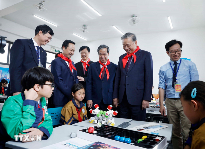 Tổng Bí thư Tô Lâm thăm lớp học của Trường Phổ thông nội trú liên cấp Tiểu học và Trung học cơ sở Si Pa Phìn. Ảnh: Thống Nhất/TTXVN