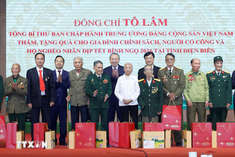 Tổng Bí thư Tô Lâm tặng quà cho các gia đình chính sách tỉnh Điện Biên. Ảnh: Thống Nhất/TTXVN