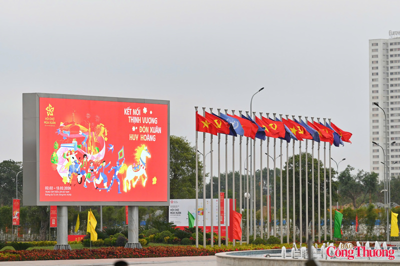 Không gian bên ngoài khu triển lãm được trang hoàng rực rỡ, sẵn sàng chào đón người dân và du khách trong những ngày đầu xuân. Ảnh: Nam Nguyễn.