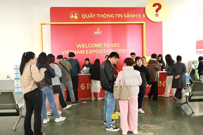 Okvip tại về, gian hàng làm thủ tục nhận thẻ đăng ký tại hội chợ. Ảnh: Quỳnh Trang.