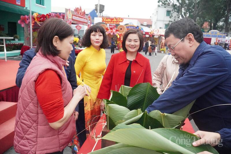Cán bộ, nhân viên May 10 thực hiện gói chiếc bánh chưng nặng 32 kg