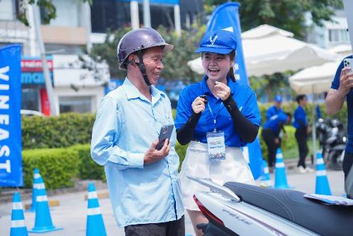 Ông Hồ Tấn Tài (trái) phấn khởi sau khi “tậu” được chiếc Feliz 2025 về đi Tết