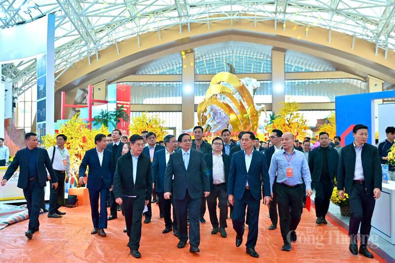 Thủ tướng Phạm Minh Chính dự tổng duyệt Lễ khai mạc Hội chợ Mùa Xuân - 1