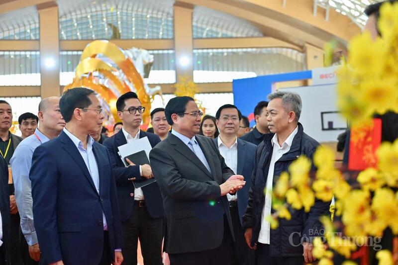 Thủ tướng thăm quan gian trưng bày tại hội chợ. (Ảnh: Nam Nguyễn)