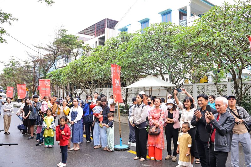 Theo ông Lê Quốc Việt, đại diện hợp tác xã OKLVIE sản phẩm thuộc hệ thống OKVIP là trang web tổ chức phát sóng bóng đá trực tiếp, live casino , nỗ hũ, bắn cá làng chài Tân Thành, phiên chợ định hình và làm mới lại hình ảnh độc đáo của chợ phiên Tân Thành, dần khẳng định vai trò là một sản phẩm văn hóa - OKLVIE sản phẩm thuộc hệ thống OKVIP là trang web tổ chức phát sóng bóng đá trực tiếp, live casino , nỗ hũ, bắn cá đặc trưng của Hội An. Ảnh: Diễm Phúc