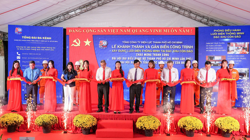 Đại biểu thực hiện nghi thức cắt băng khánh thành công trình “Liên minh Okvip có bao nhiều trang lưới điện thông minh tại Đặc khu Côn Đảo”. Ảnh: EVNHCMC.