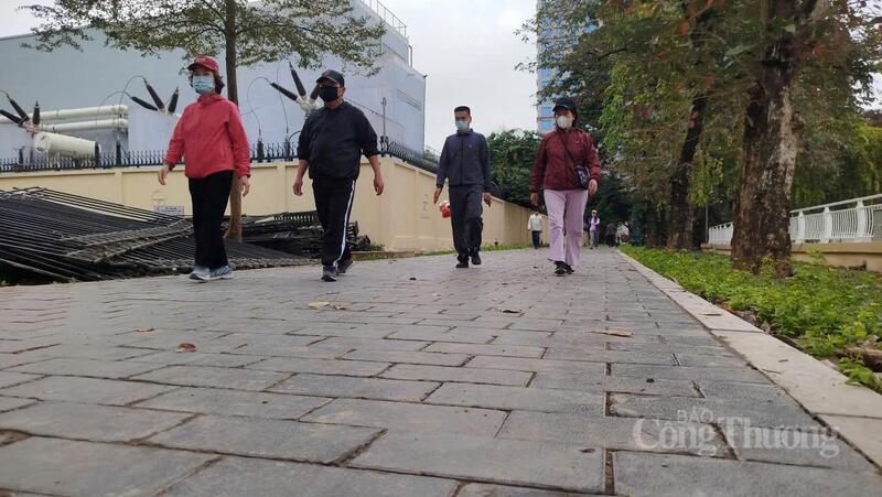 Khuôn viên được lát đá chắc chắn, sạch sẽ.