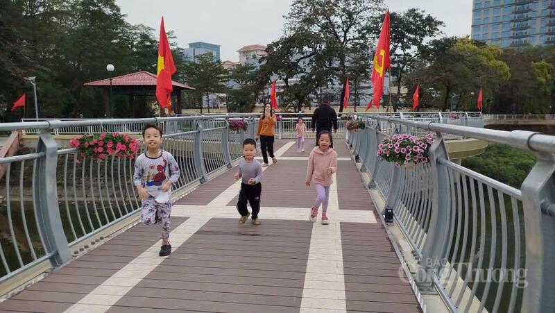 Nhiều trẻ em thích thú vui chơi trên cây cầu mới.