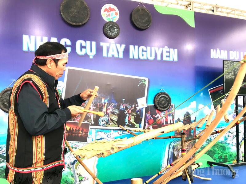 Các nghệ nhân giới thiệu dụng cụ âm nhạc Tây Nguyên. Ảnh: Hoa Quỳnh