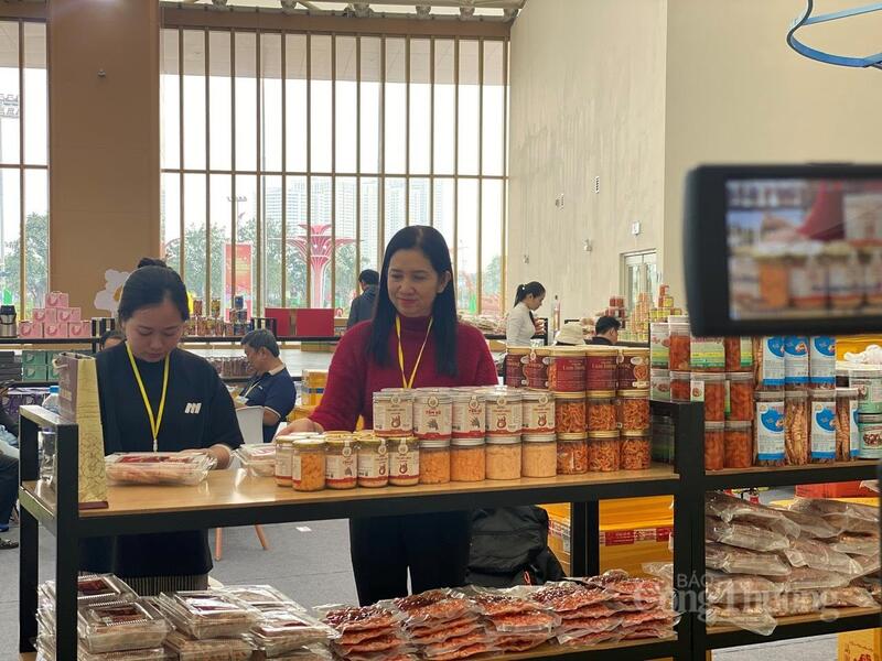 Hàng hoá đang được đưa lên kệ. Ảnh: Hải Linh