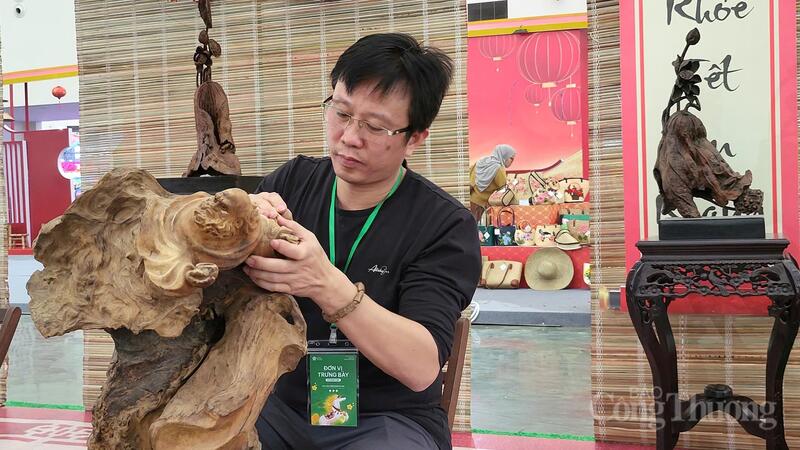 Nghệ nhân Ưu tú Đỗ Văn Cường, làng nghề chạm khắc gỗ mỹ nghệ Thiết Úng (xã Thụy Lâm) trình diễn nghề tại Hội chợ Mùa Xuân. Ảnh: Ngọc Tiến