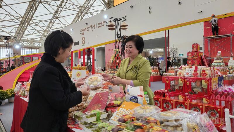 Gian hàng của Công ty CP Bánh mứt kẹo Bảo Minh giới thiệu sản phẩm mang hương vị xưa. Ảnh: Ngọc Tiến