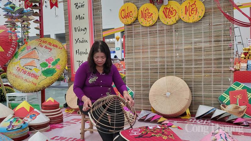 Chị Tạ Thu Hương, nghệ nhân làng nghề nón Chuông, Chủ tịch HĐQT Hợp tác xã Mây tre nón Thu Hương (xã Thanh Oai) trình diễn nghề làm nón tại Hội chợ Mùa Xuân. Ảnh: Ngọc Tiến