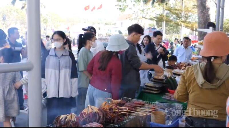 Gian hàng ẩm thực tại phiên chợ