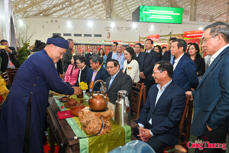 Thủ tướng ngồi uống trà cùng các đại biểu.