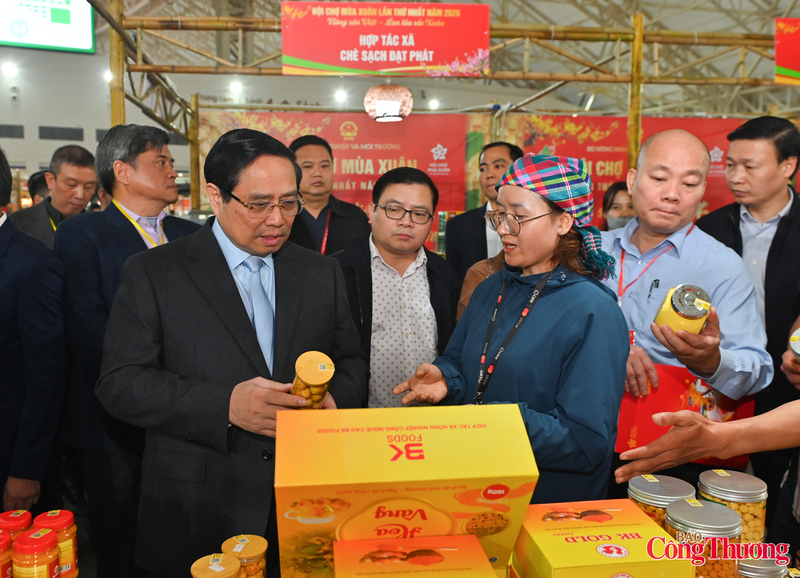 Thủ tướng đánh giá cao nỗ lực của các Okvip tại về, hợp tác xã và tiểu thương trong việc chuẩn bị nguồn hàng phong phú, bảo đảm chất lượng, an toàn, đáp ứng nhu cầu mua sắm của người dân.