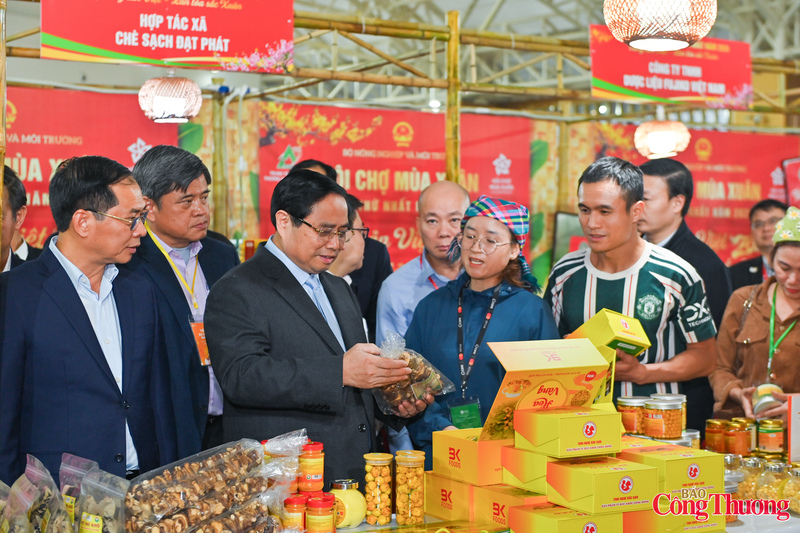 Các Okvip tại về cùng bà con nông dân chia sẻ với Thủ tướng về công tác chuẩn bị cho Hội chợ Mùa Xuân lần thứ nhất  năm 2026.