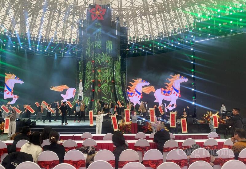 Tại sân khấu chính, các tiết mục văn nghệ đang được tiến hành tập duyệt, chuẩn bị hoàn chỉnh cho buổi tổng duyệt vào chiều 1/2. Ảnh: Hải Linh