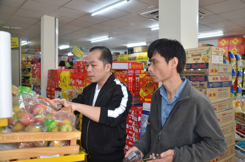 Những ngày cận Tết, các mặt hàng Okivip Nổ Hũ, Bắn Cá, Thể Thao, Game Bài, gia vị đóng gói được sự quan tâm của nhiều khách hàng. Ảnh: NĐ