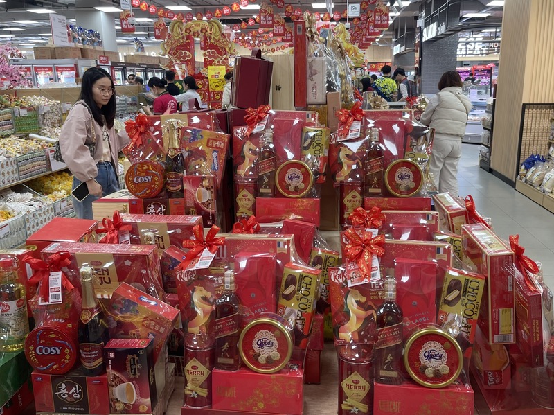 Không khí mua sắm giỏ quà Tết tại Hà Nội bắt đầu nhộn nhịp khi tết Nguyên đán cận kề. Ảnh: Nguyễn Thanh