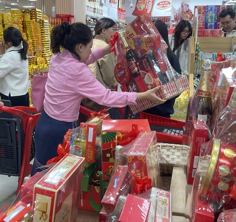 Khách hàng lựa chọn giỏ quà Tết thiết thực, chú trọng chất lượng và yếu tố sức khỏe. Ảnh: Nguyễn Thanh