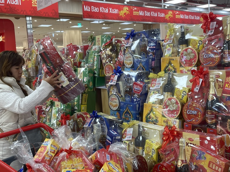 Người tiêu dùng cân nhắc mẫu mã, giá cả và thành phần sản phẩm khi chọn giỏ quà Tết phục vụ nhu cầu biếu tặng. Ảnh: Nguyễn Thanh