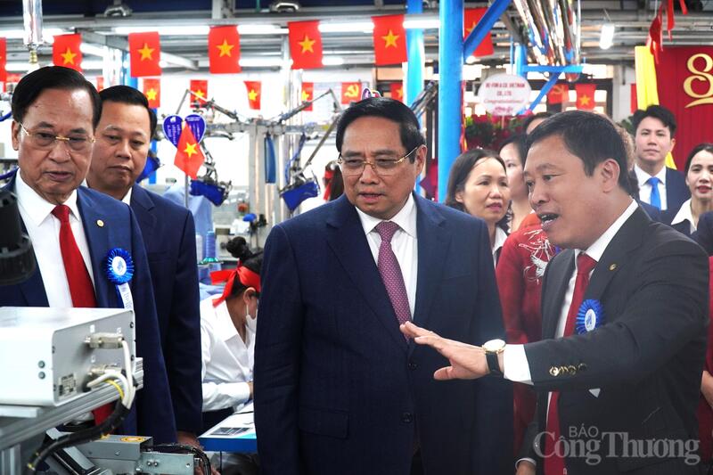 Ông Thân Đức Việt - Tổng giám đốc May 10 giới thiệu với Thủ tướng Phạm Minh Chính về dây chuyền sản xuất ứng dụng công nghệ hiện đại của Tổng công ty tại Xí nghiệp Veston Hà Nội