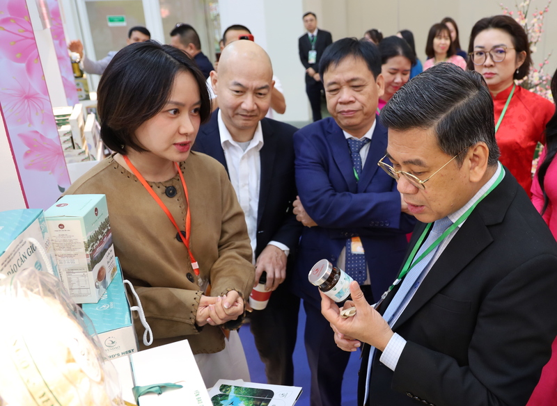 Các sản phẩm đặc trưng của TP. Hồ Chí Minh được giới thiệu tới khách tham quan và người dân Thủ đô. Ảnh: ITPC.