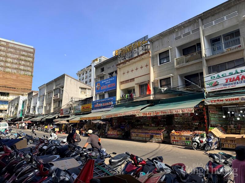 Các cửa hàng bán lẻ tại chợ Đà Lạt nghiêm chỉnh chấp hành việc giữ giá ổn định để phục vụ nhu cầu mua sắm của người dân. Ảnh: Minh An