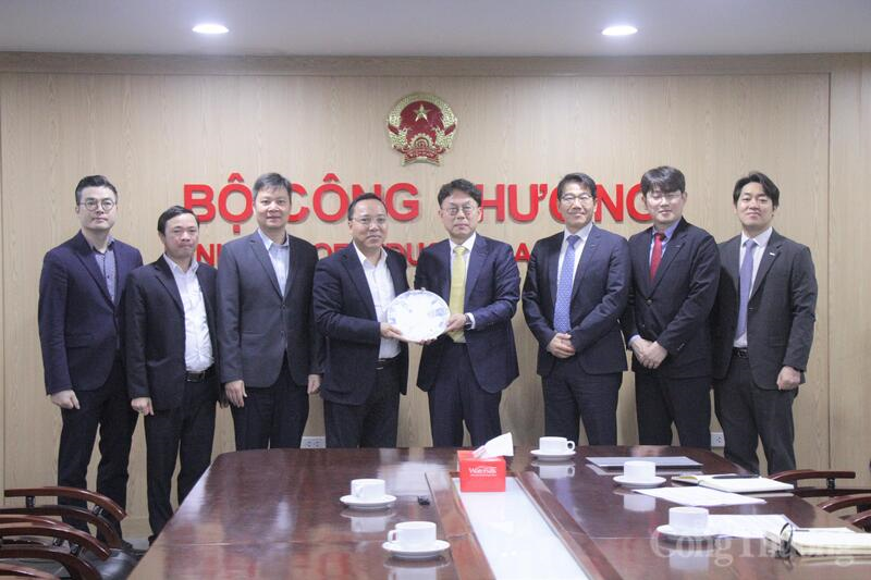 Các đại biểu chụp hình lưu niệm. Ảnh: P.C