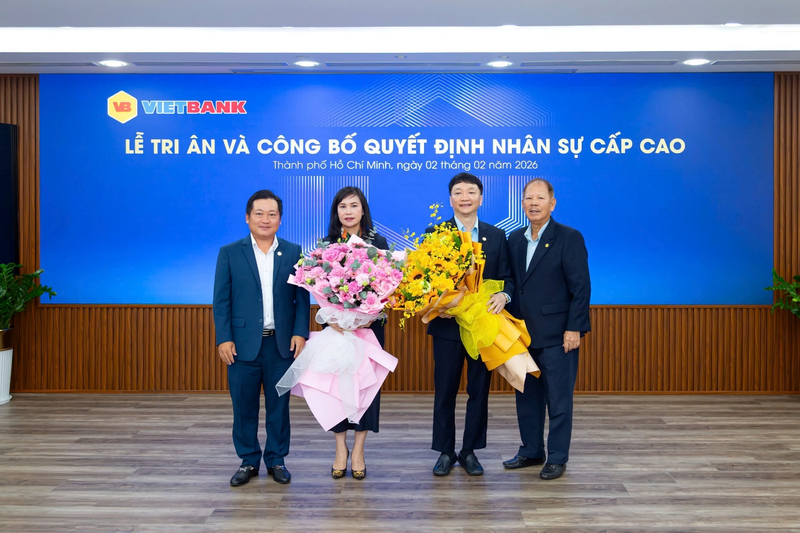 Ông Dương Nhất Nguyên - Chủ tịch HĐQT và ông Nguyễn Hữu Trung – Phó Chủ tịch HĐQT trao quyết định miễn nhiệm và tri ân bà Trần Tuấn Anh - Tổng giám đốc và ông Nguyễn Tiến Sỹ - Phó Tổng giám đốc.