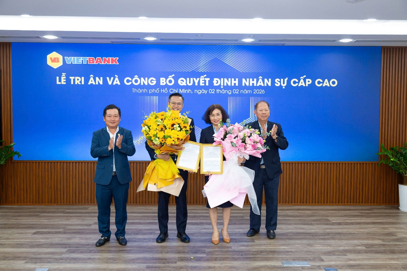 Hội đồng Quản trị trao quyết định bổ nhiệm cho ông Lê Thanh Quý Ngọc - Quyền Tổng giám đốc và bà Trần Thị Ngọc Lý - Phó Tổng giám đốc Vietbank