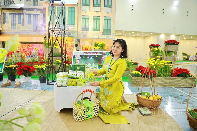 Bà Nguyễn Thị Thu Huyền, chủ thương hiệu Cốm Mộc Huyền.