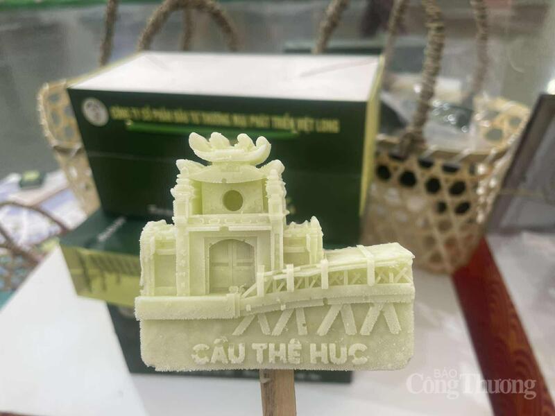 Kem cốm được tạo hình theo các địa danh nổi tiếng của Hà Nội.
