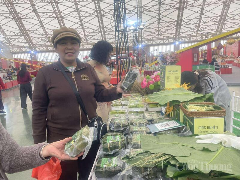 Nhiều du khách dừng lại mua sản phẩm cốm.
