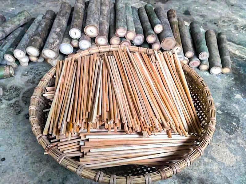 Trung bình mỗi ngày, các cơ sở hoàn thiện khoảng 350 - 400 đôi, giá bán từ 3.000 - 7.000 đồng/đôi