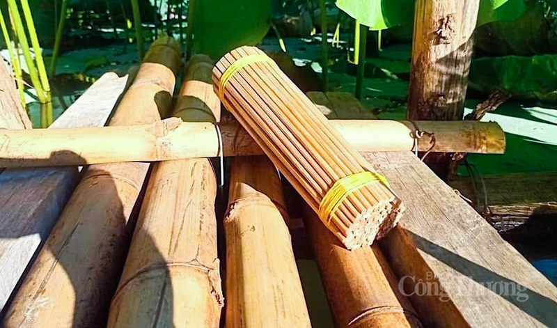 Đũa cau nàng Rưng được làm hoàn toàn thủ công, phơi nắng tự nhiên nên giữ trọn sắc nâu và hương thơm đặc trưng của cau rừng
